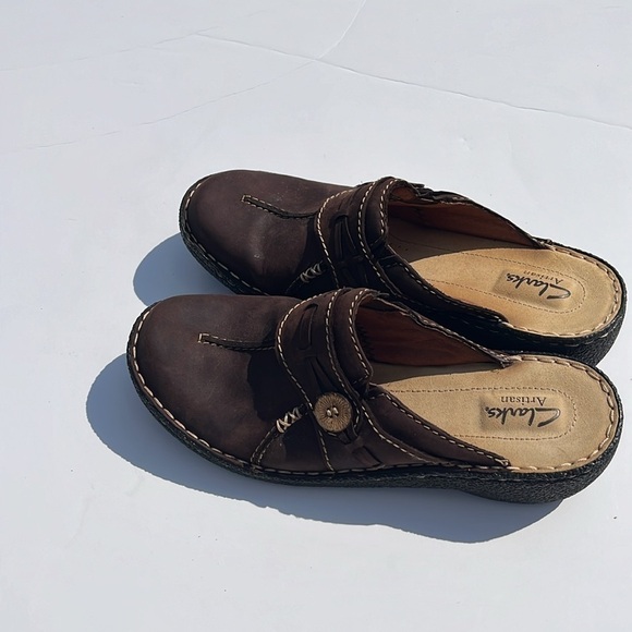 Clarks-8.5-Artisan brown leather slip on clogs mules button detail on the front. - Picture 4 of 8